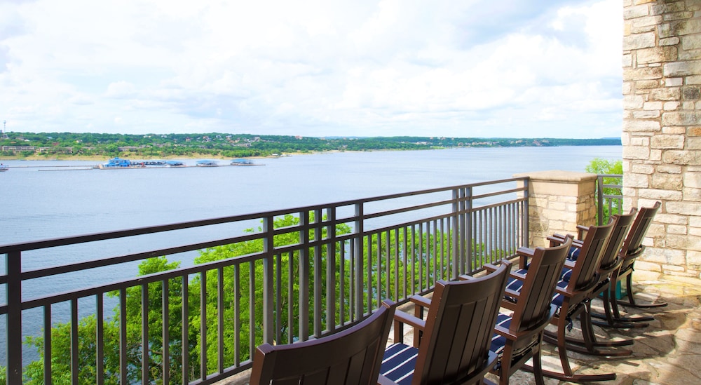 Double Queen Lakeview with Balcony - Photo 6