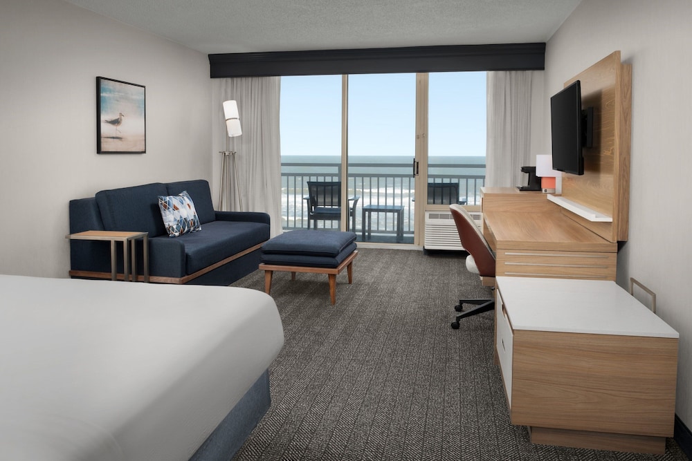 Deluxe Room, 1 King Bed with Sofa bed, Balcony (Oceanfront) - Photo 2