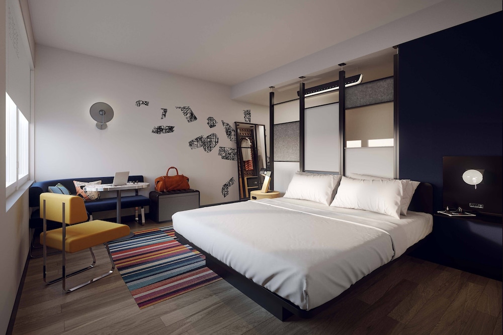 Breezy, Suite, 1 King Bed, Balcony, City View photo 2