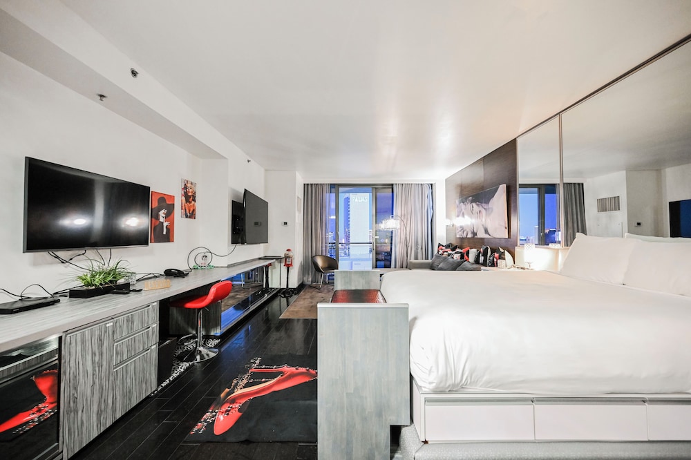 Upgraded Studio - Strip View & Balcony photo 3