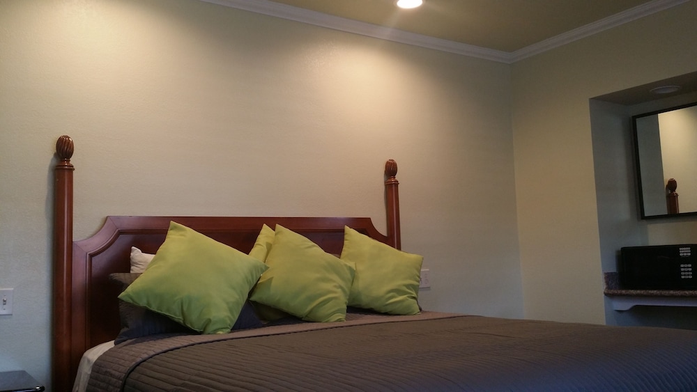 Basic Room, 1 King Bed photo 2