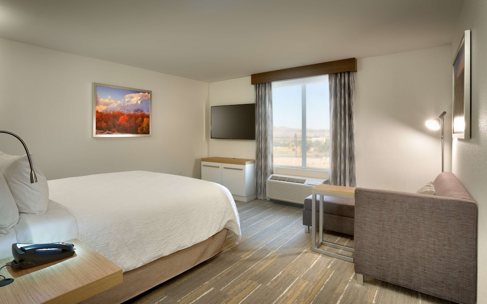 Premium Room, 1 King Bed, Mountain View photo 3