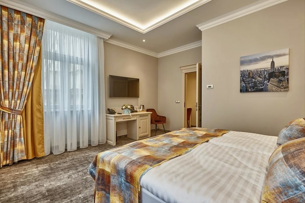 Luxury Suite, 1 King Bed with Sofa bed, City View photo 1