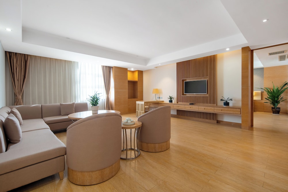 Deluxe Suite, 1 King Bed, Accessible, Mountain View photo 3