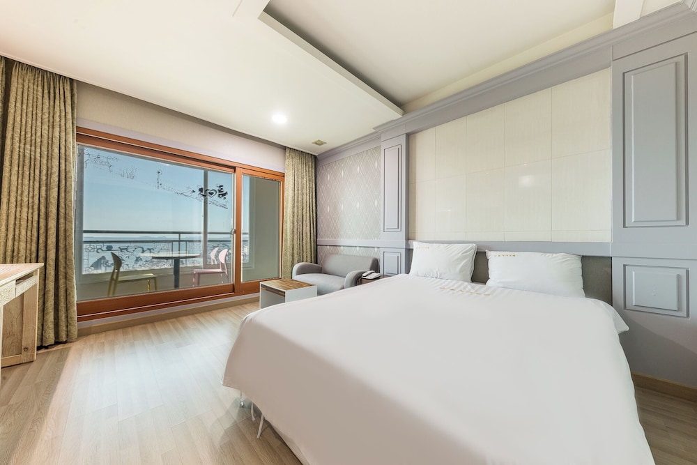 Ocean Grand - Photo 1