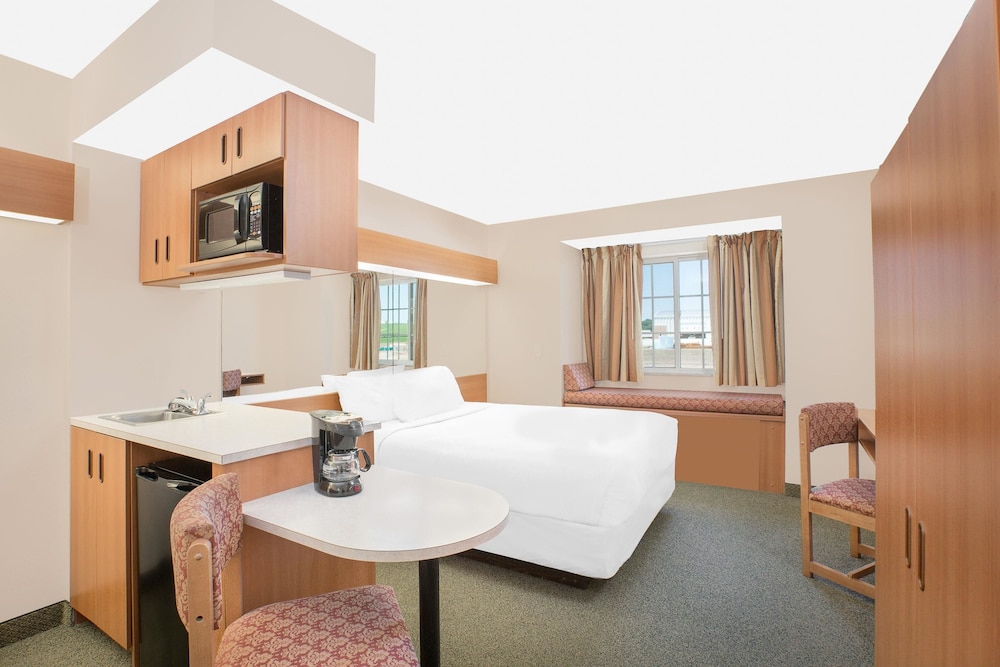 Business Suite, 2 Queen Beds - Photo 2