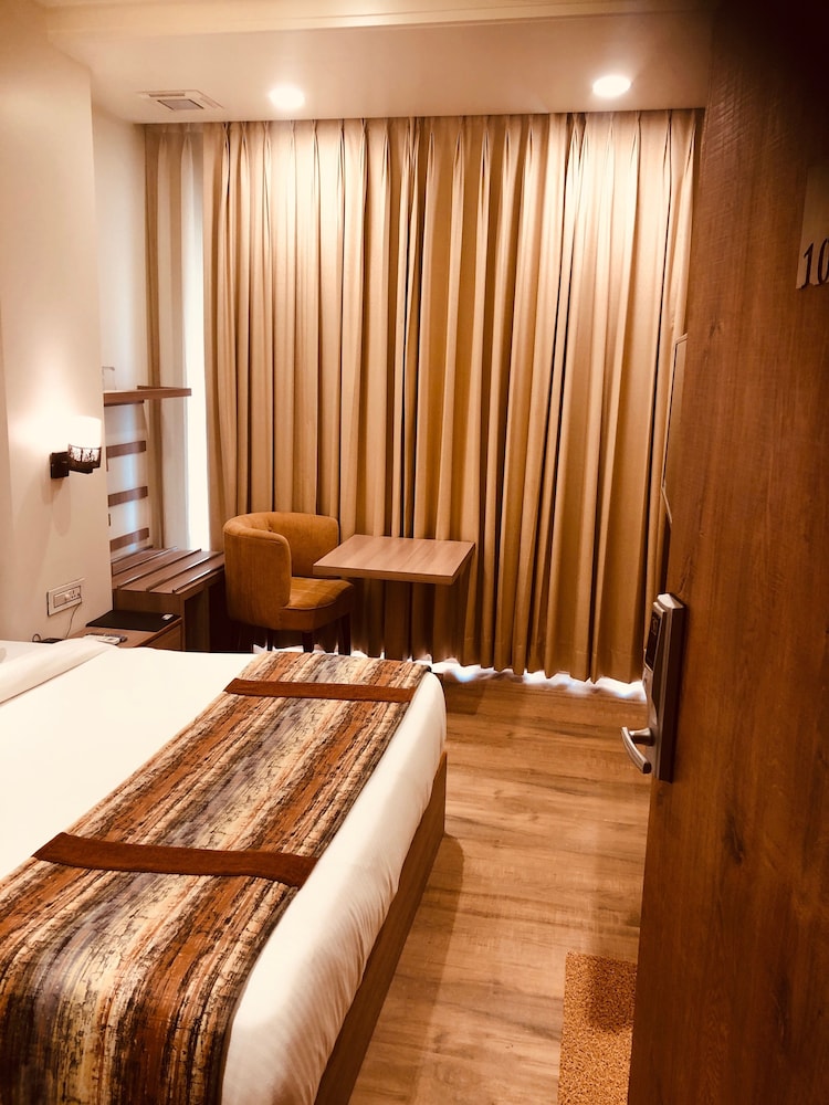 Superior Room, 1 King Bed - Photo 4