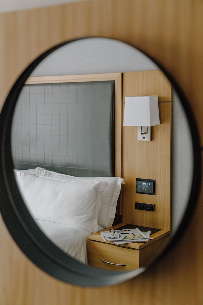 Room, 1 Queen Bed thumbnail 5