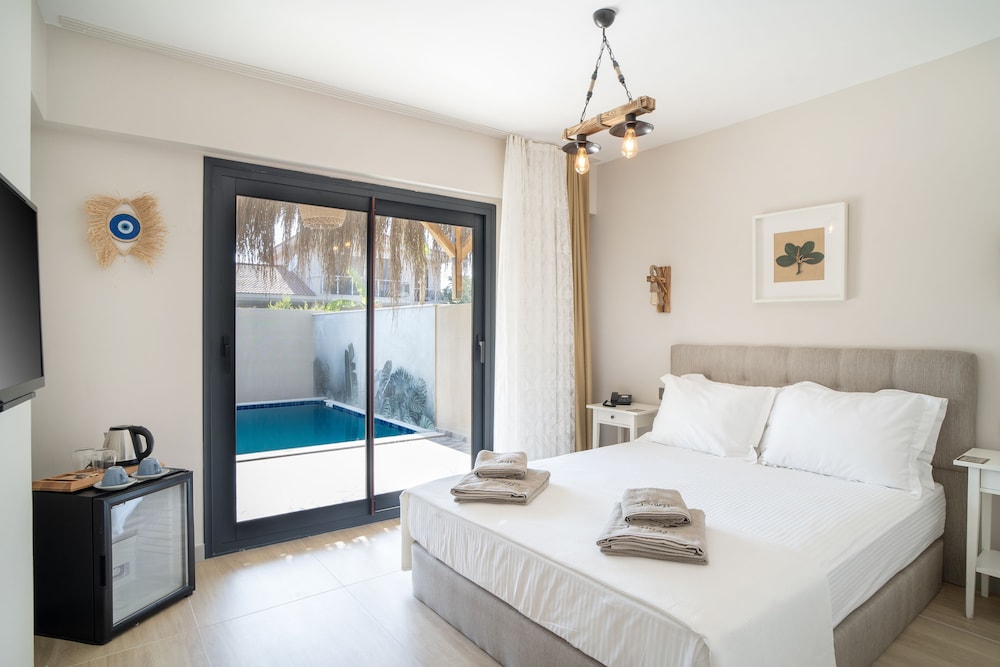 Design Room, 1 Double Bed, Pool View photo 1