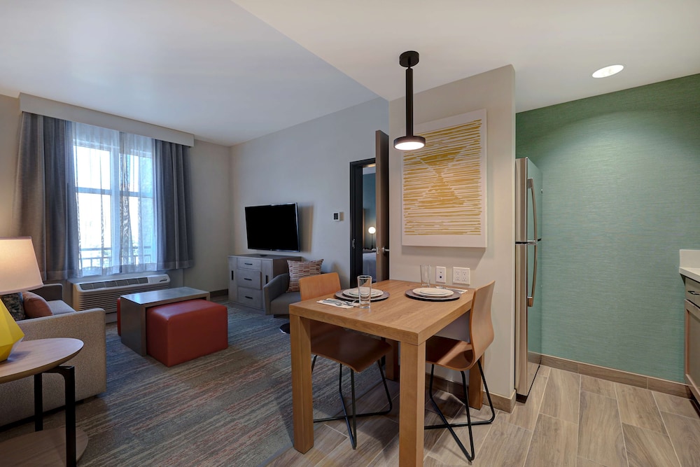 Suite, 1 King Bed, Accessible (Roll-In Shower) photo 3