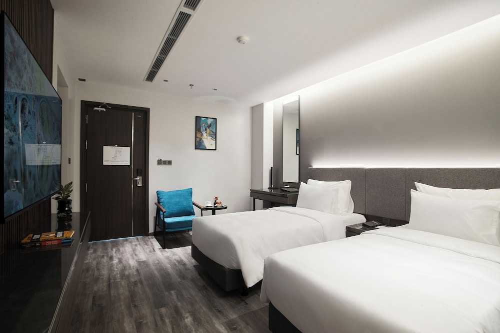 Deluxe Double or Twin Room, Bathtub