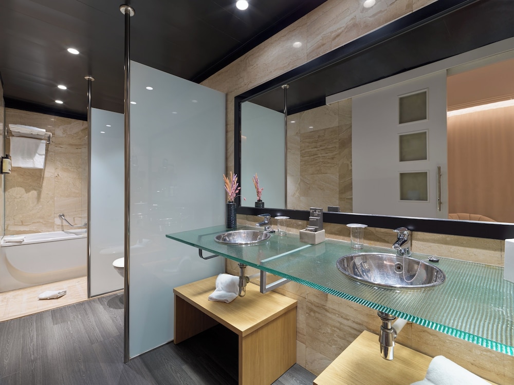 Junior Suite single use access to Spa