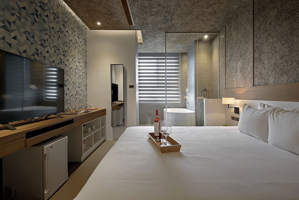 Romantic Double Room, 1 Queen Bed, Bathtub photo 3