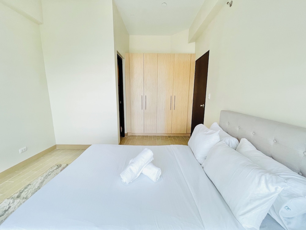 Signature Condo, 2 Bedrooms, Balcony, Pool View photo 2