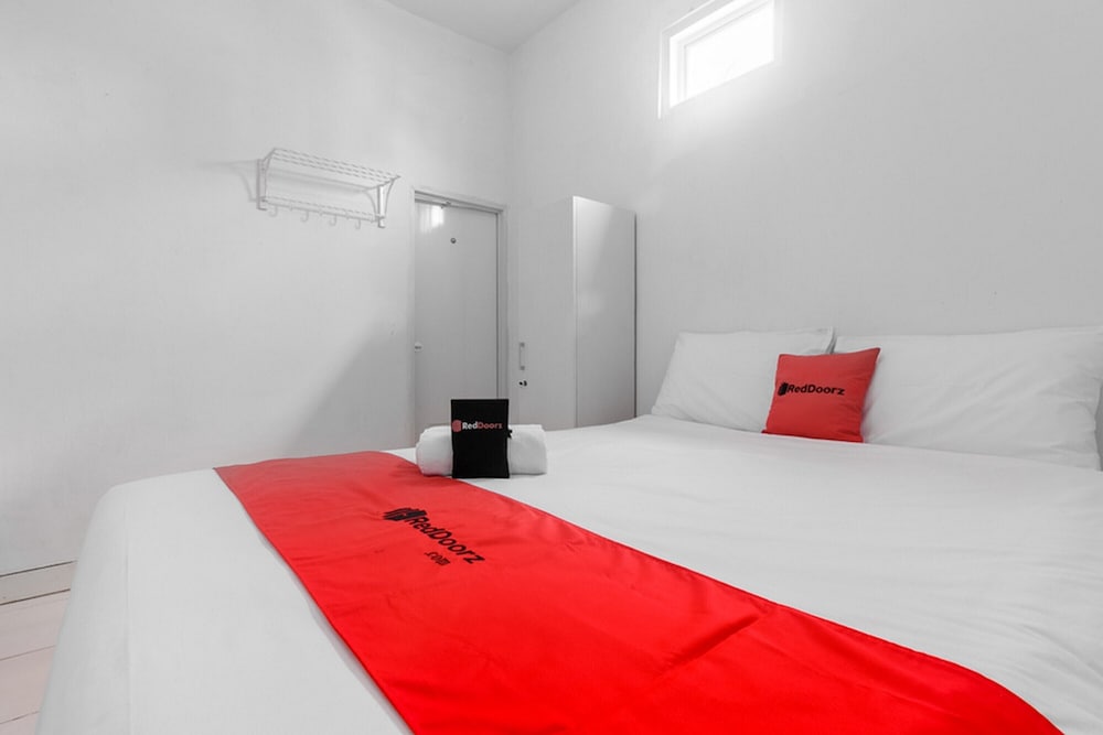 Double Room (Reddoorz) - Photo 4