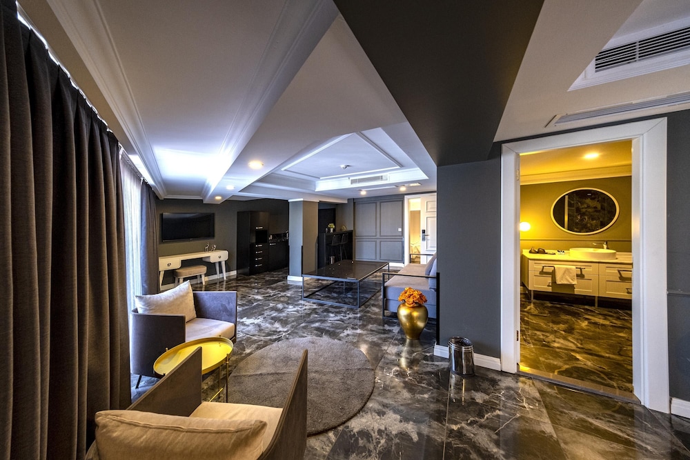 Executive Suite - Photo 1