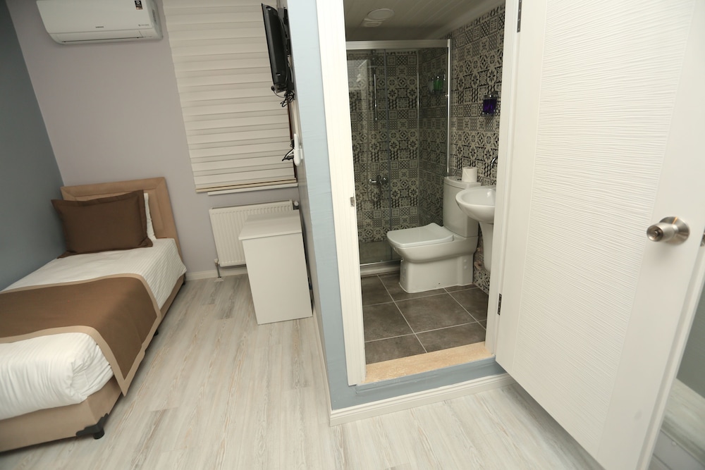 Standard Twin Room, Private Bathroom photo 2