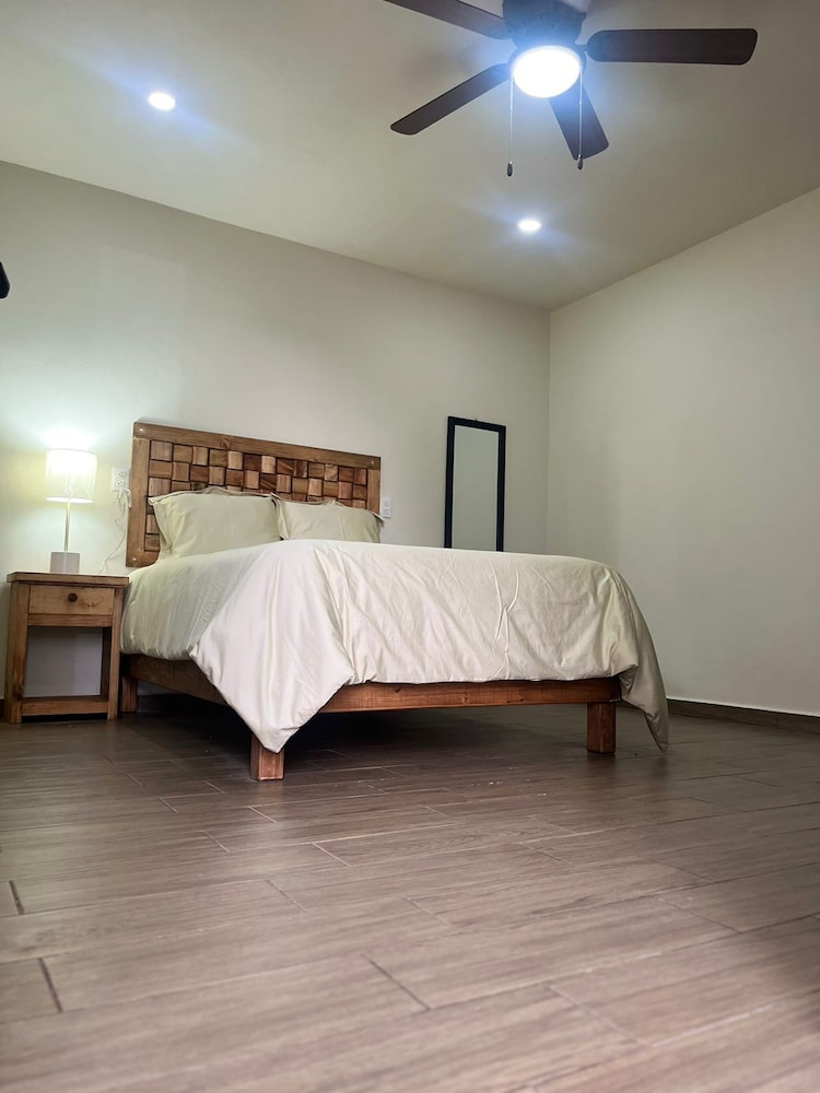 Business Room, 1 Queen Bed, Non Smoking, Patio photo 1
