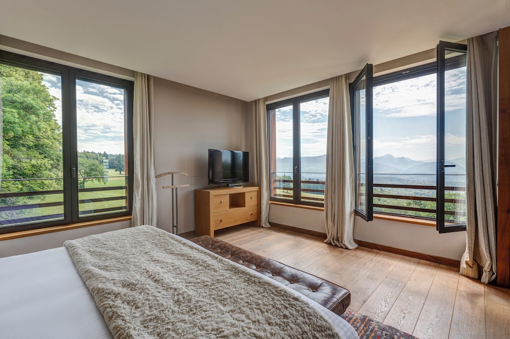 Suite SPA Vue Montagnes à la Maison des Ecureuils (annexe a 300 m du Chateau)