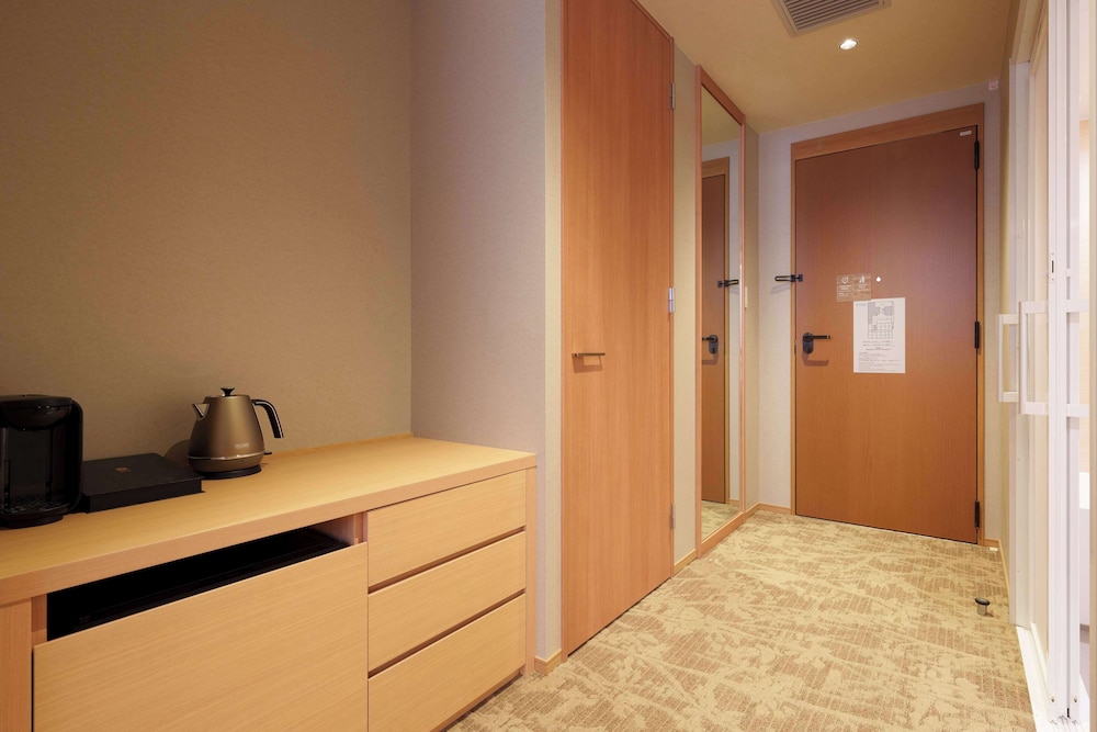 Superior Twin Room, Non Smoking (Accessible Room) - Photo 12