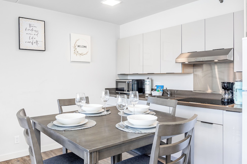 High Floor Mountain View Condo with 2 Beds and Parking: Condo, 1 Bedroom, Mountain View (0152) photo