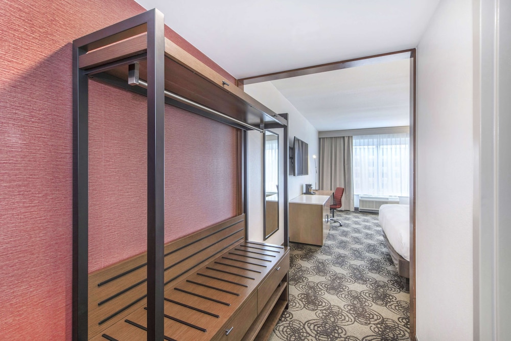 King Bed - Photo 8