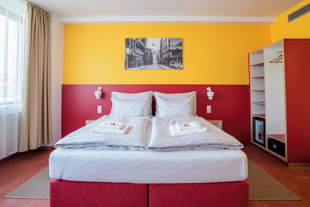 Comfort Room, 1 Queen Bed, Balcony, City View