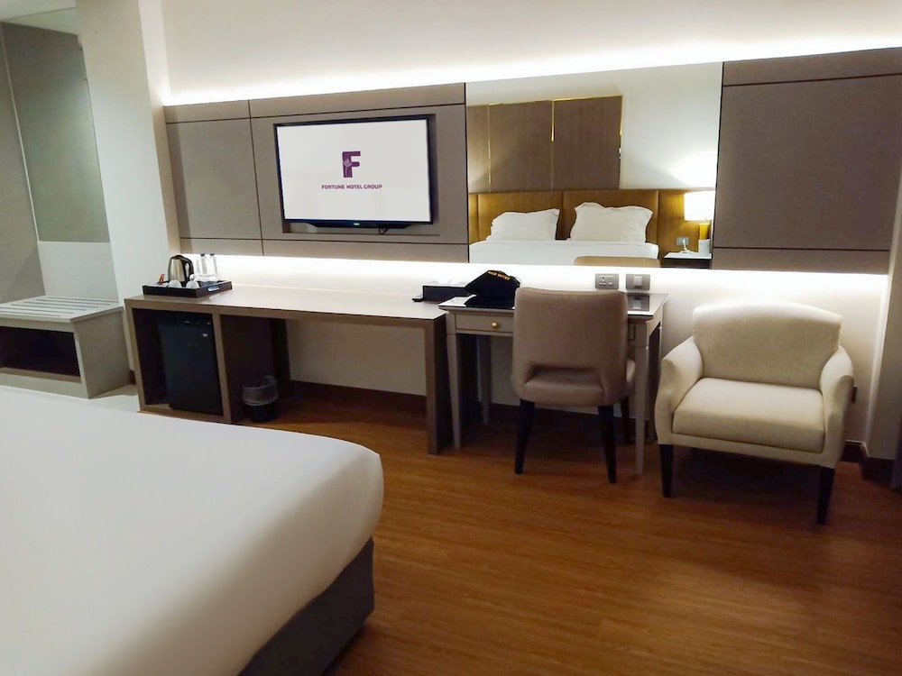 Superior Room, 1 King Bed, River View photo 2