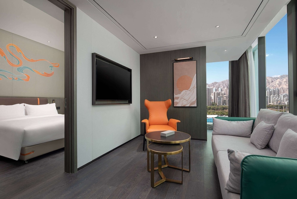 Deluxe Suite, 1 King Bed, Non Smoking photo 2