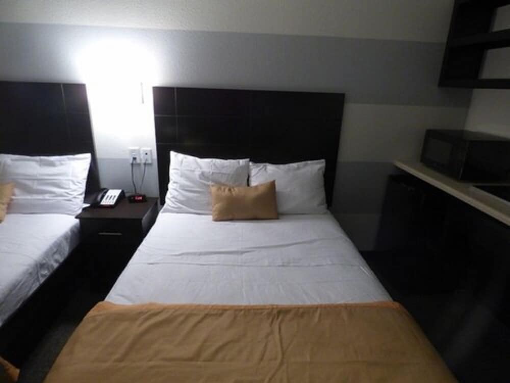 Standard Room, 2 Queen Beds, Non Smoking, Refrigerator & Microwave photo 2