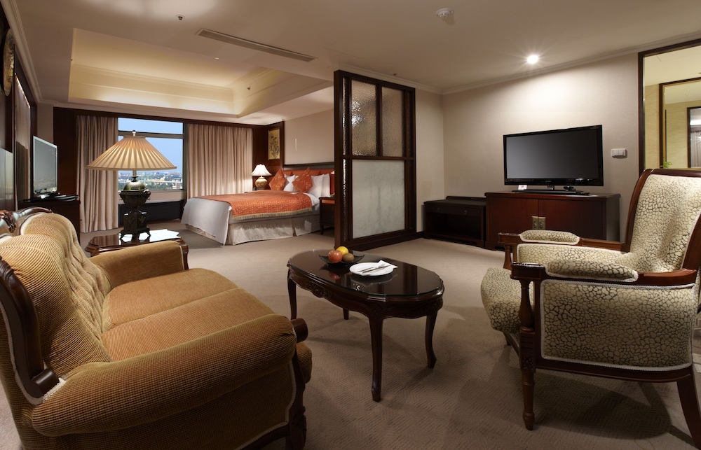 Suite, 1 King Bed (Ambassador) - Photo 2