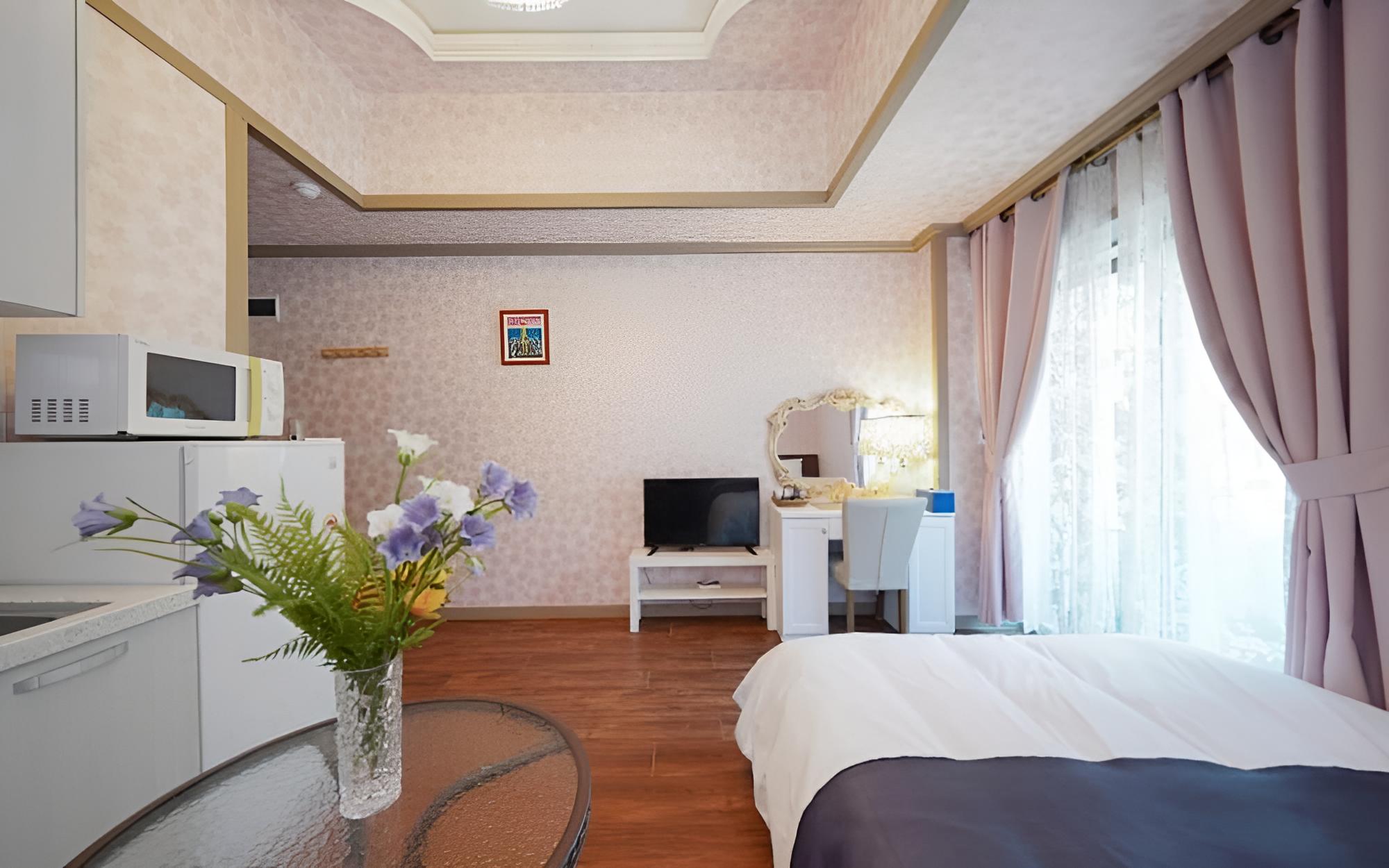 Room (Room 304)