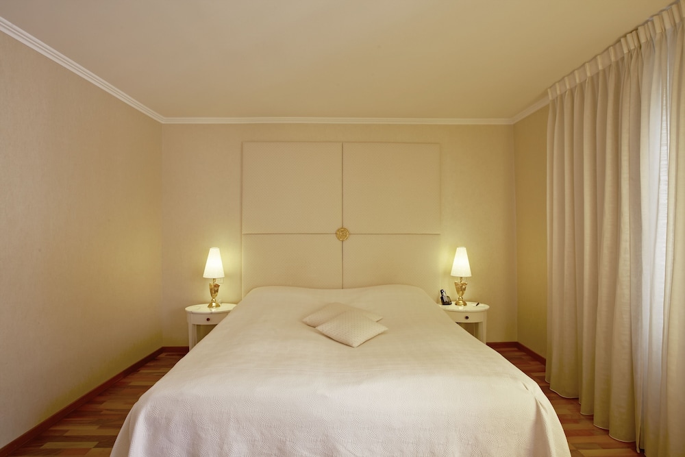 Double or Twin Room, City View - Photo 3