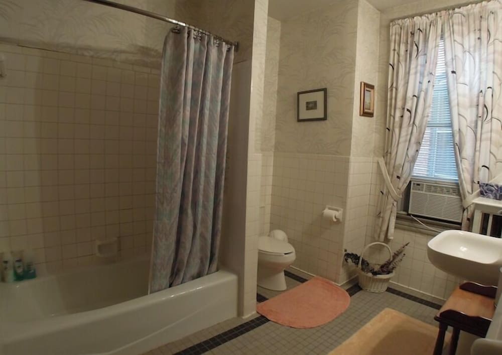 Classic Room, 1 Queen Bed, Shared Bathroom (Peach Room) photo 2