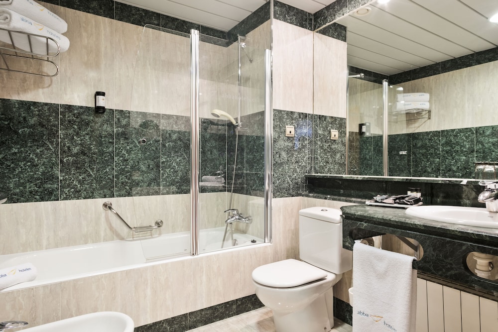 Premium Room - Photo 9