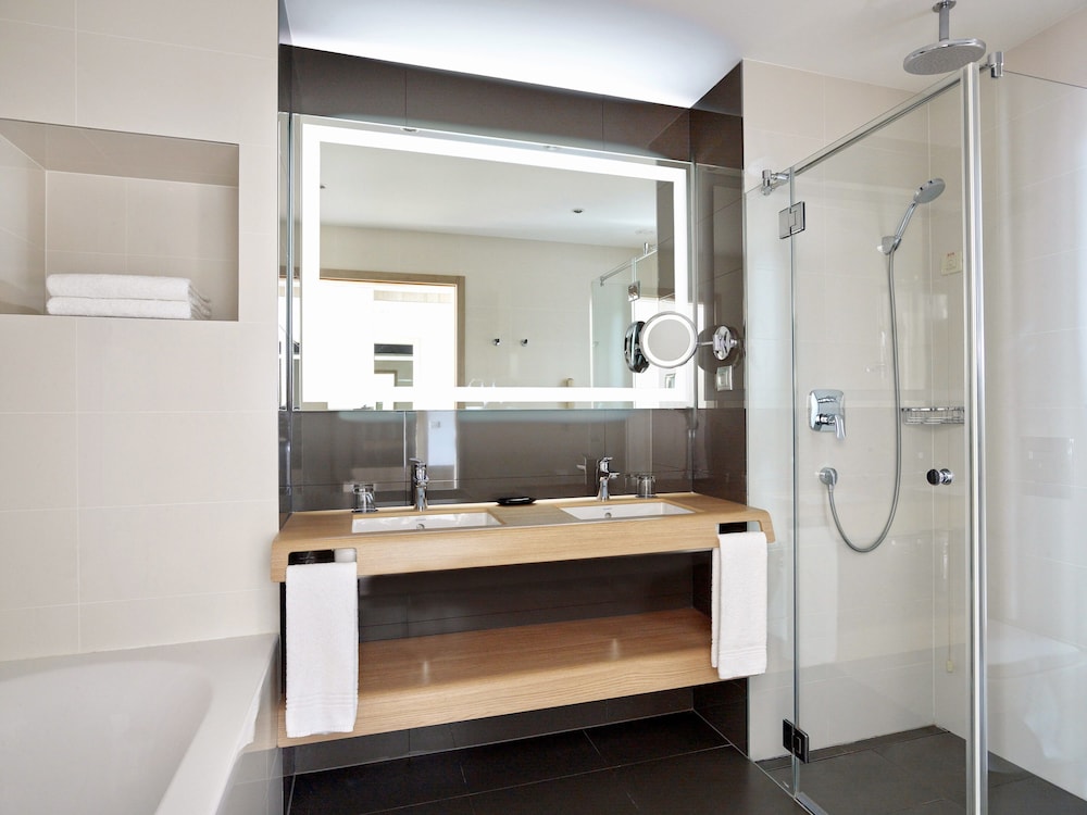 Classic Suite, 1 Bedroom, Courtyard View thumbnail 6