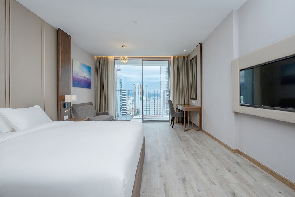 Premium Double Room, 1 King Bed, Partial Sea View photo 2