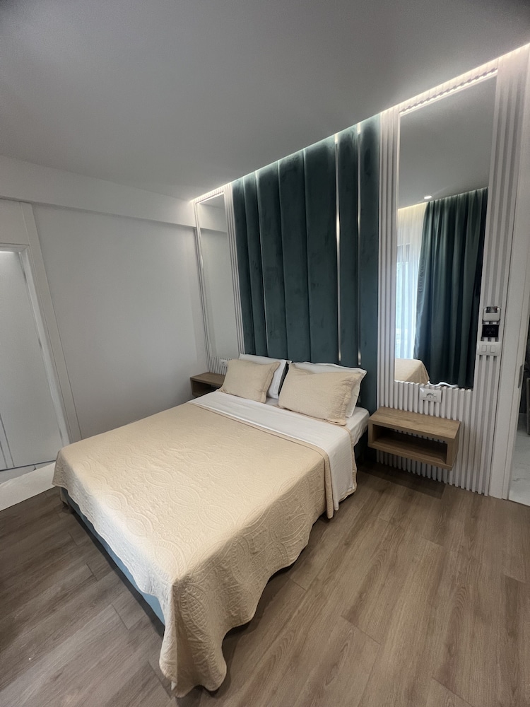 Superior Room, 1 King Bed, Hot Tub photo 2