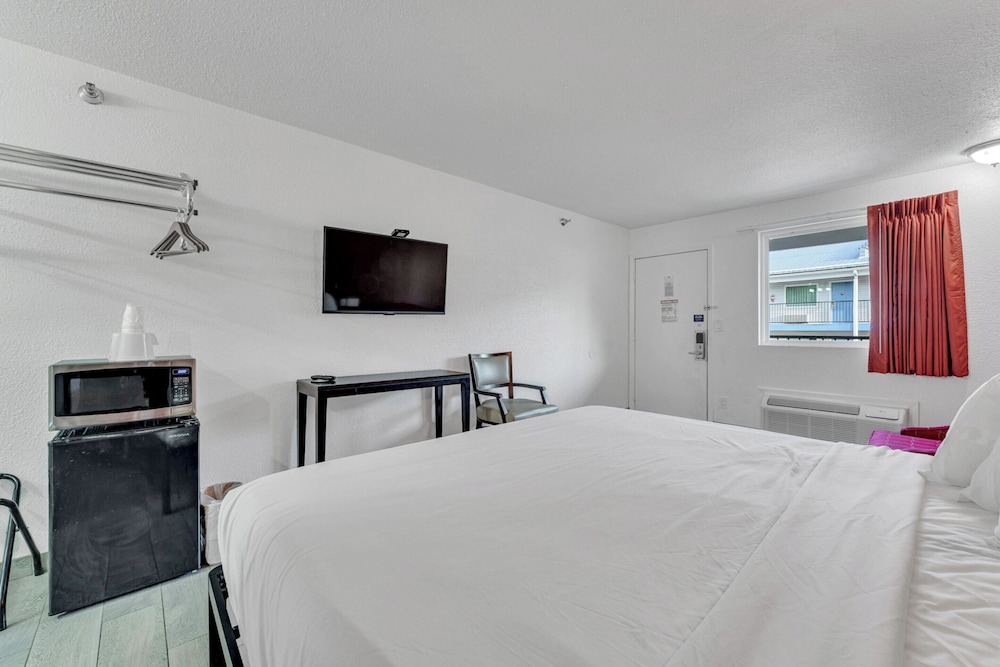 Standard Room, 1 King Bed, Non Smoking, Refrigerator & Microwave - Photo 8