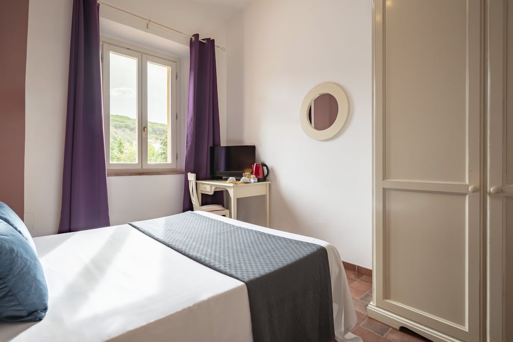Basic Double Room, 1 Bedroom, Private Bathroom photo 2