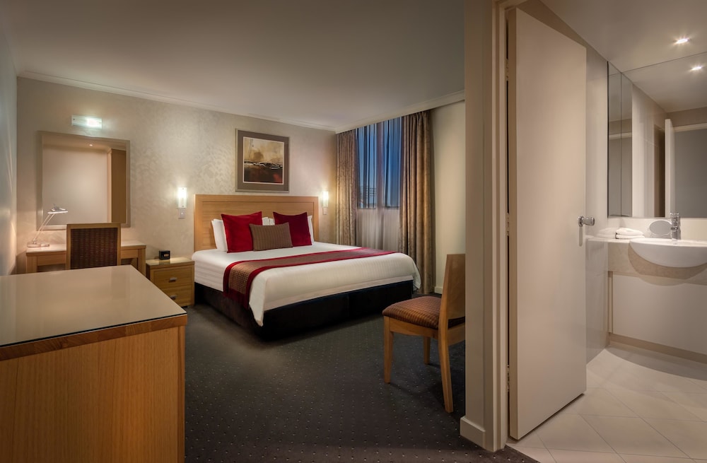 Executive Room, 1 Queen Bed, Non Smoking (Walk-in Shower;Larger Room) - Photo 1