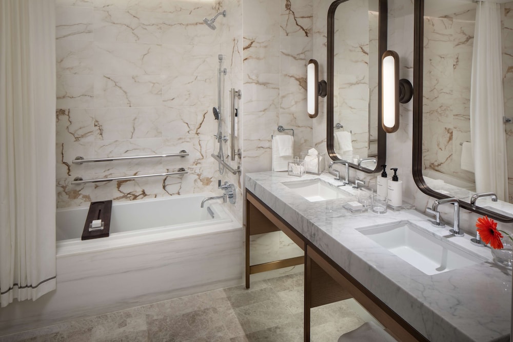 Deluxe Room, 1 King Bed, Accessible (Mobility, Roll In Shower) - Photo 5