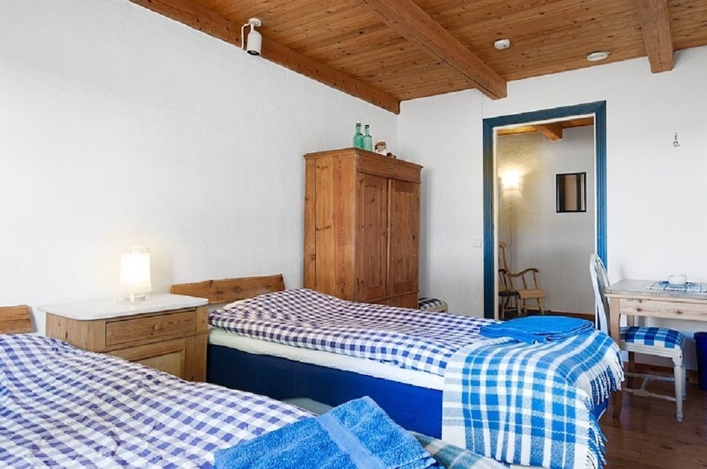 Twin Room, 2 Twin Beds, Shared Bathroom photo 1