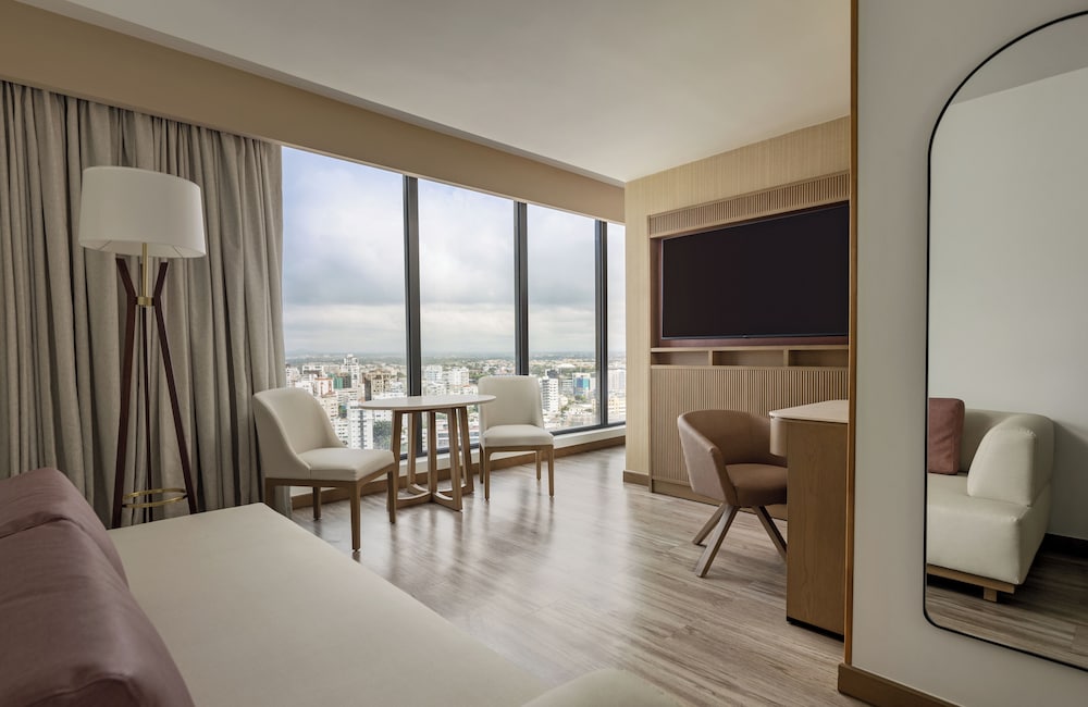 Club Suite, 1 Bedroom, City View - Photo 3