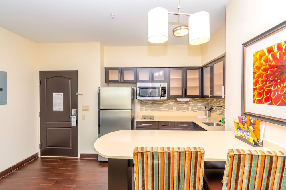 Suite, 1 Bedroom, Kitchen - Photo 5