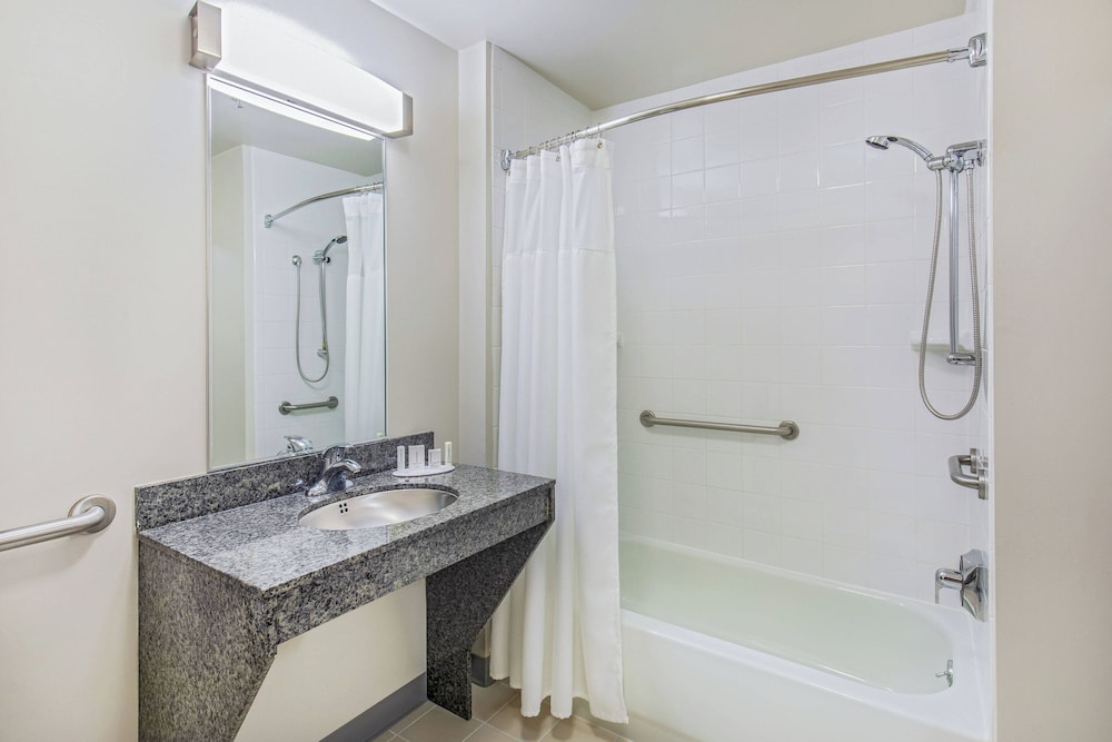 Room, 1 King Bed (Mobility Accessible, Tub) photo 3