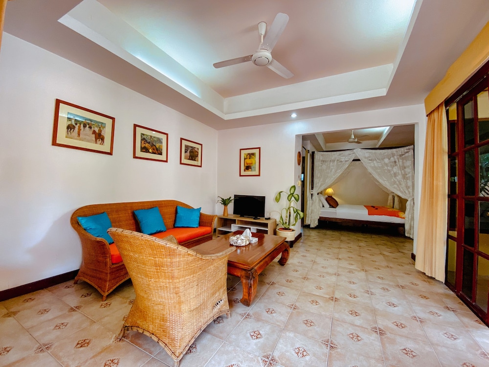 Poolside Suite photo 3