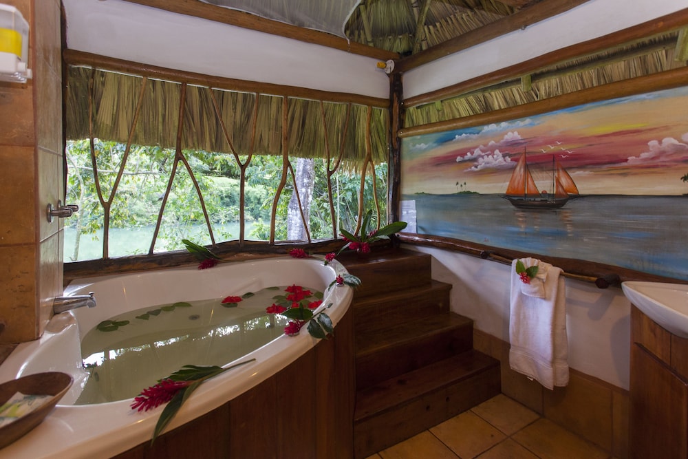 Honeymoon Cabin, 1 King Bed, River View, Overwater photo 3