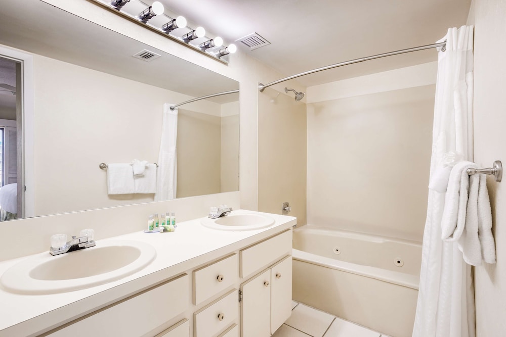 Suite, 1 Bedroom, Marina View - Photo 5