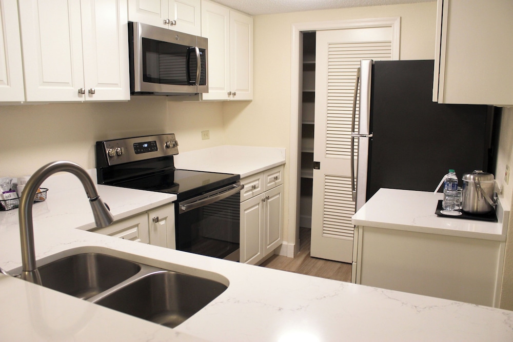 Suite, Multiple Beds (2Q-2T 1200SqFt) - Photo 9